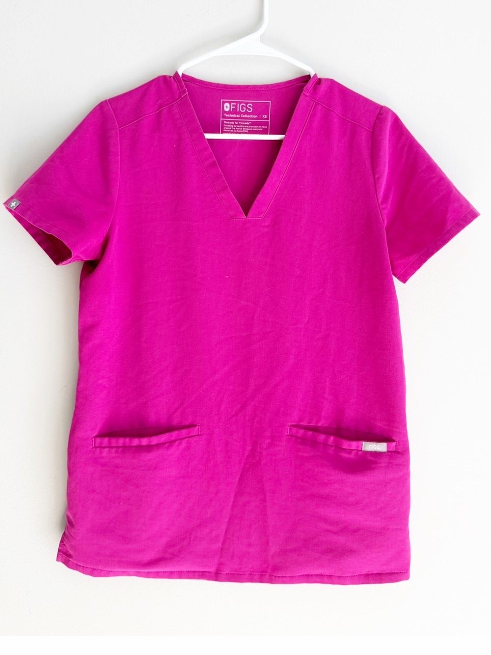 Figs casma three pocket scrub top raspberry sorbet size extra small